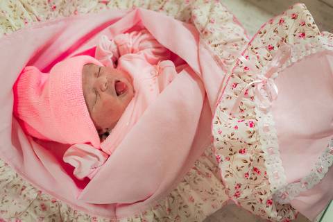 DETALHE DA LÍNGUA DO BEBÊ NOS PRIMEIROS REFLEXOS'