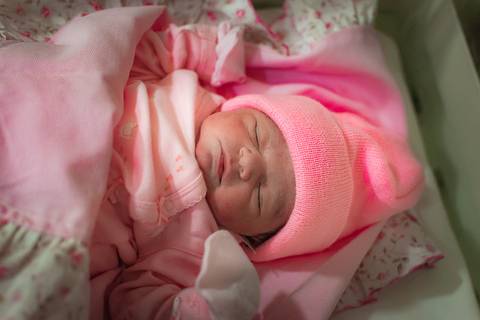 BEBÊ COM SUA PRIMEIRA ROUPA'