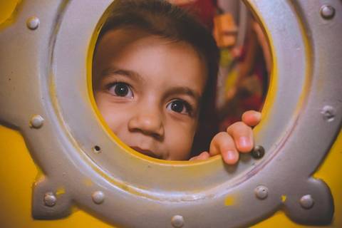 Os olhos não negavam a alegria da aniversariante.'