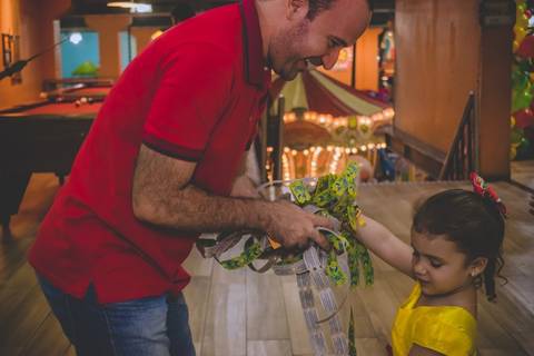 O papai teve que ajudar com os prêmios que ela ganhou em tantos brinquedos do parque!'