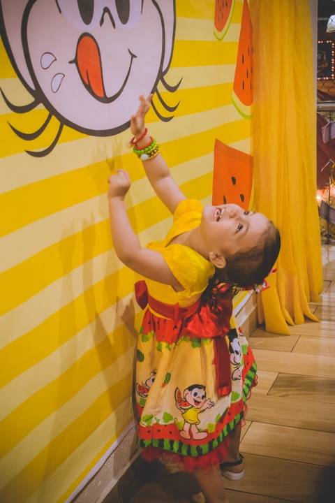 Parece que a aniversariante adorou a decoração, não é mesmo?'