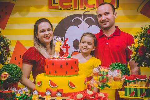Mamãe e papai ficaram muito felizes porque ela gostou de tudo.'