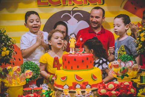 E esse foi um aniversário alegre e divertido, e a aniversariante ficou muito feliz!'