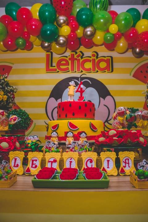 A aniversariante achou a mesa do bolo muito linda.'