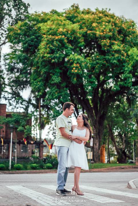 thapyoka Blumenau, pré wedding Blumenau, ensaio fotográfico Blumenau, fotografo casamento Blumenau, book em Blumenau, ensaio casal Blumenau, pré wedding Oktoberfest, Blumenau, fotos Blumenau, local ensaio Blumenau.'