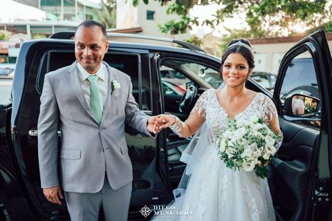 Fotógrafo de casamento em Bombinhas, video casamento Bombinhas, casa da praia bombinhas, casamento em bombinhas, casamento praia bombinhas, profissional casamento bombinhas, detalhes noiva, vestido noiva, Espaço Fernanda Martins,  vestido Cinderela Noiva'