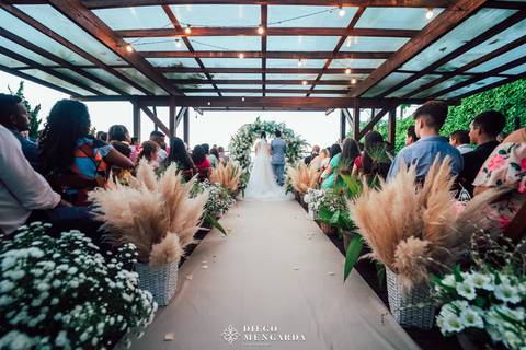 Fotógrafo de casamento em Bombinhas, video casamento Bombinhas, casa da praia bombinhas, casamento em bombinhas, casamento praia bombinhas, profissional casamento bombinhas, detalhes noiva, vestido noiva, Espaço Fernanda Martins,  vestido Cinderela Noiva'