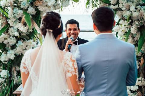 Fotógrafo de casamento em Bombinhas, video casamento Bombinhas, casa da praia bombinhas, casamento em bombinhas, casamento praia bombinhas, profissional casamento bombinhas, detalhes noiva, vestido noiva, Espaço Fernanda Martins,  vestido Cinderela Noiva'