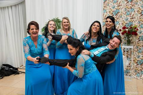 noivo e madrinhas'