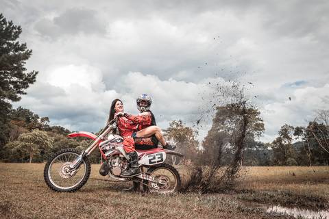 Ensaio em cachoeira, fotografo Timbó, fotografo casamento Timbó, fotografo casamento Blumenau, fotografo casamento santa catarina, fotografo em bombinhas, ensaio motocross, ensaio com moto,  rio dos cedros.'