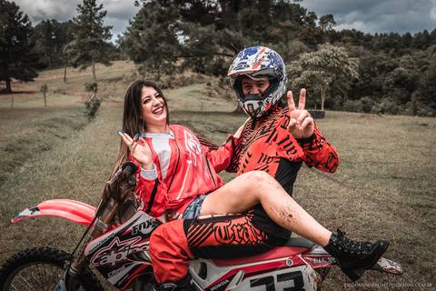 Ensaio em cachoeira, fotografo Timbó, fotografo casamento Timbó, fotografo casamento Blumenau, fotografo casamento santa catarina, fotografo em bombinhas, ensaio motocross, ensaio com moto,  rio dos cedros.'