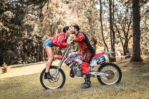 Ensaio em cachoeira, fotografo Timbó, fotografo casamento Timbó, fotografo casamento Blumenau, fotografo casamento santa catarina, fotografo em bombinhas, ensaio motocross, ensaio com moto,  rio dos cedros.'