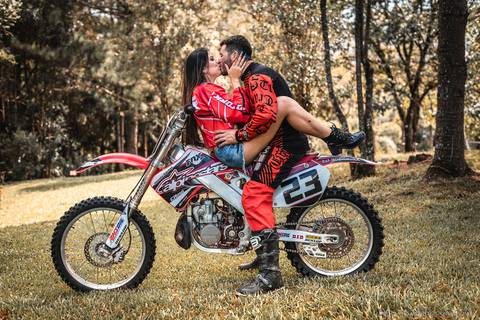 Ensaio em cachoeira, fotografo Timbó, fotografo casamento Timbó, fotografo casamento Blumenau, fotografo casamento santa catarina, fotografo em bombinhas, ensaio motocross, ensaio com moto,  rio dos cedros.'