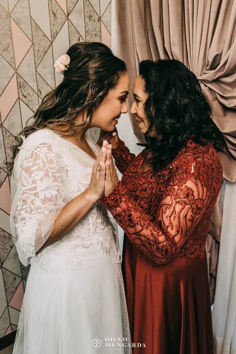 noiva e mãe, noiva e mãe Timbó, noiva e mãe em Blumenau, noiva e mãe em Indaial, noiva e mãe em Rodeio, noiva e mãe  Itajaí, noiva e mãe em Bombinhas, local casamento Timbó, making of noiva com a mãe em SC'
