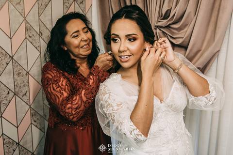 noiva e mãe, noiva e mãe Timbó, noiva e mãe em Blumenau, noiva e mãe em Indaial, noiva e mãe em Rodeio, noiva e mãe  Itajaí, noiva e mãe em Bombinhas, local casamento Timbó, making of noiva com a mãe em SC'