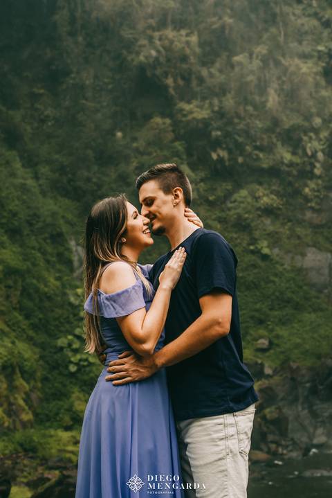véu da noiva em Doutor Pedrinho, fotos cachoeira Doutor Pedrinho, Fotógrafo de casamento em Timbó, Fotógrafo de casamento em Blumenau, Fotógrafo de casamento em Rodeio, Fotógrafo de casamento em Itajaí, pré wedding Doutor Pedrinho, pré wedding cachoeira.'