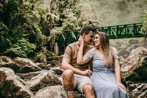 véu da noiva em Doutor Pedrinho, fotos cachoeira Doutor Pedrinho, Fotógrafo de casamento em Timbó, Fotógrafo de casamento em Blumenau, Fotógrafo de casamento em Rodeio, Fotógrafo de casamento em Itajaí, pré wedding Doutor Pedrinho, pré wedding cachoeira.'