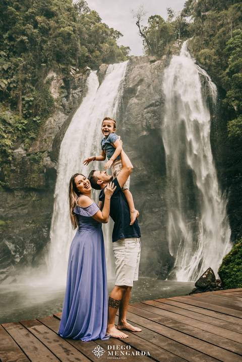 véu da noiva em Doutor Pedrinho, fotos cachoeira Doutor Pedrinho, Fotógrafo de casamento em Timbó, Fotógrafo de casamento em Blumenau, Fotógrafo de casamento em Rodeio, Fotógrafo de casamento em Itajaí, pré wedding Doutor Pedrinho, pré wedding cachoeira.'
