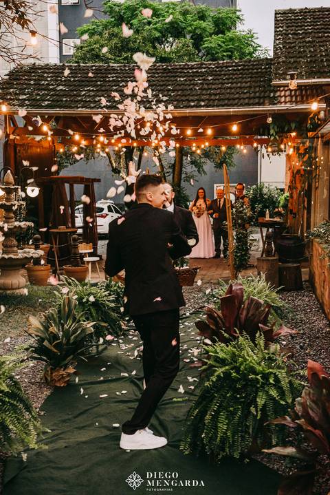 profissionais casamento timbó, melhor fotografo timbó, fotografo casamento Timbó, fotografo casamento Blumenau, fotografo casamento Pomerode, decoração casamento timbó, paromas timbó, casamento ao ar livre timbó, padrinho jogando petalas'