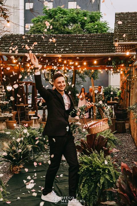 profissionais casamento timbó, melhor fotografo timbó, fotografo casamento Timbó, fotografo casamento Blumenau, fotografo casamento Pomerode, decoração casamento timbó, paromas timbó, casamento ao ar livre timbó, padrinhos jogando petalas'