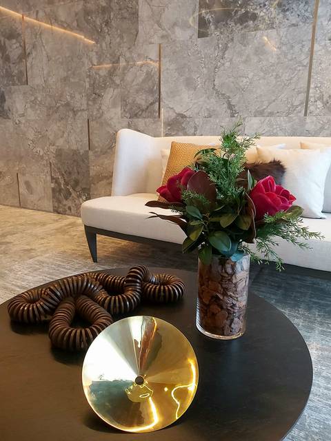 Flores Permanentes, Magnólia, Vaso de Vidro, Sofá Branco, Mesa, Laguna, Hall de Entrada'