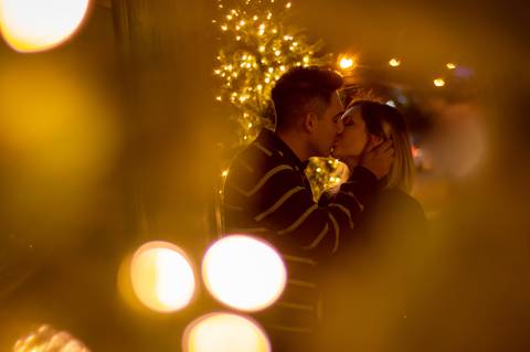 couples day jennifer e junior ensaio fotografico de casal realizado na cidade de gramado e nova petropolis na serra gaucha fotografo profissional em sao leopoldo casal boeira beijo em meio as luzes de natal '