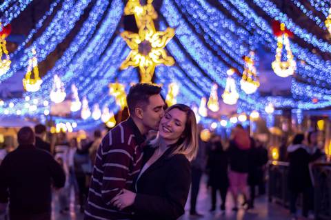 couples day jennifer e junior ensaio fotografico de casal realizado na cidade de gramado e nova petropolis na serra gaucha fotografo profissional em sao leopoldo casal boeira luzes de natal azul na rua coberta de gramado'