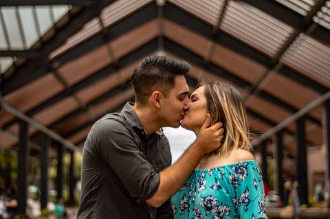 couples day jennifer e junior ensaio fotografico de casal realizado na cidade de gramado e nova petropolis na serra gaucha fotografo profissional em sao leopoldo casal boeira beijo'
