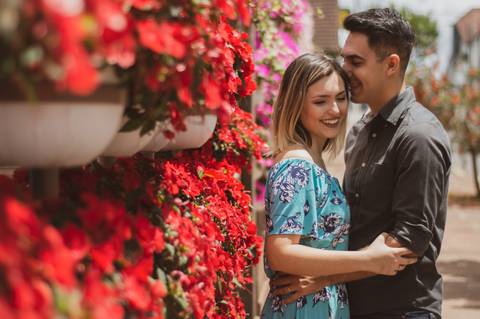 couples day jennifer e junior ensaio fotografico de casal realizado na cidade de gramado e nova petropolis na serra gaucha fotografo profissional em sao leopoldo casal boeira gosta de flores vermelhas ou flores rosas'