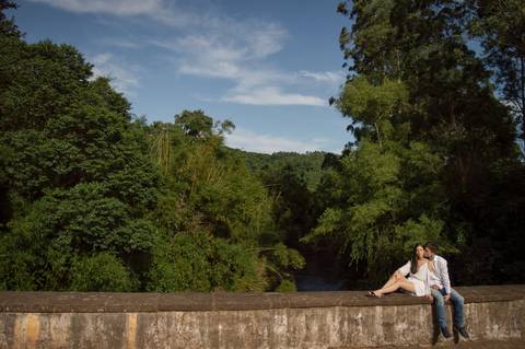 ensaio de casal da brenda e do sergio em um dia ensolarado nas ruas da cidade de ivoti nas casas eixamel fotografo de casal em sao leopoldo casal boeira foto aberta e natureza'