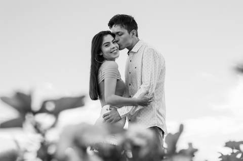 ensaio de casal da brenda e do sergio em um dia ensolarado nas ruas da cidade de ivoti nas casas eixamel fotografo de casal em sao leopoldo casal boeira preto e branco'