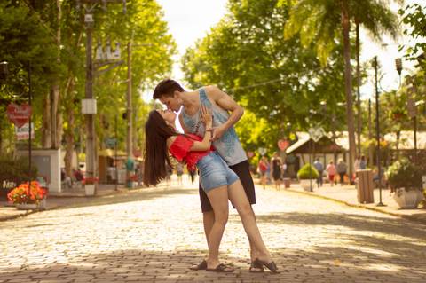 ensaio de casal da brenda e do sergio em um dia ensolarado nas ruas da cidade de ivoti nas casas eixamel fotografo de casal em sao leopoldo casal boeira foto no meio da rua '