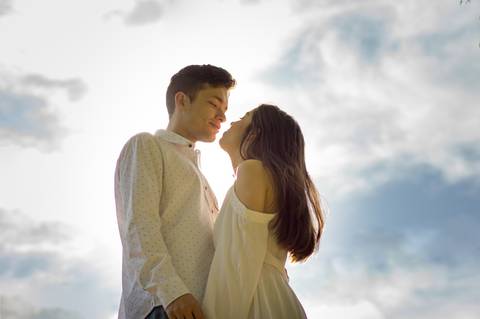 ensaio de casal da brenda e do sergio em um dia ensolarado nas ruas da cidade de ivoti nas casas eixamel fotografo de casal em sao leopoldo casal boeira contraluz'