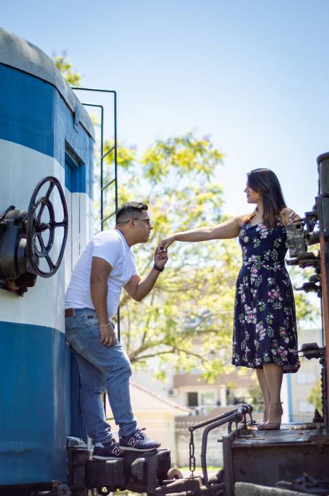 ensaio de casal camila e mauricio nas ruas de santa cruz do sul fotografo de casamento em sao leopoldo rs casal boeira beija a mão dela'
