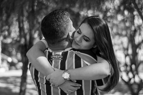 ensaio de casal camila e mauricio nas ruas de santa cruz do sul fotografo de casamento em sao leopoldo rs casal boeira abraço do casal'