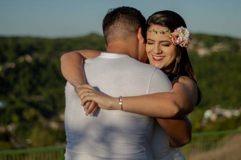 ensaio de casal camila e mauricio nas ruas de santa cruz do sul fotografo de casamento em sao leopoldo rs casal boeira abraço no por do sol'