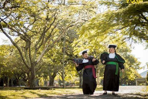Prova de Toga | Universidade Ulbra | Casal | Felicidade | Dançando | Árvore'