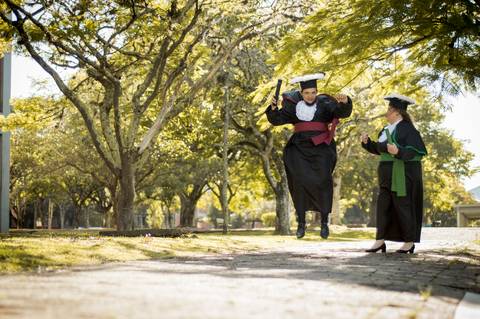 Prova de Toga | Universidade Ulbra | Casal | Pulando | Externo | Árvore'