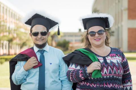 Prova de Toga | Universidade Ulbra | Casal | Capelo | Óculos Escuro'