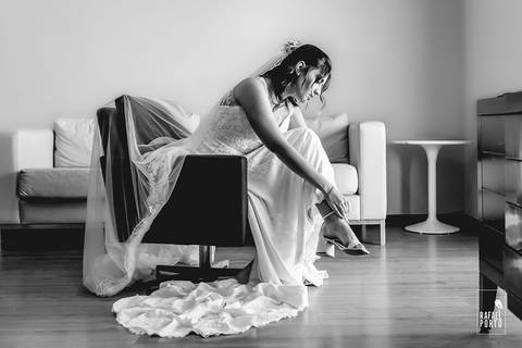 Colocando sapato da noiva'