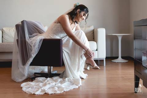 Colocando sapato da noiva'