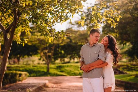 Casal apaixonado,olha apaixonado, abraço'