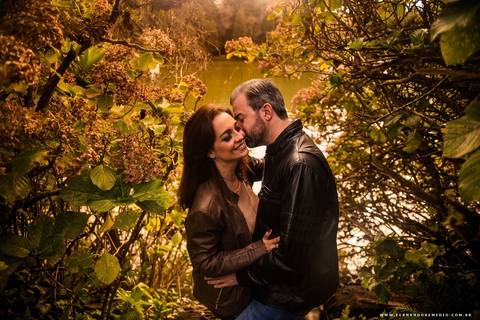 Casal, beijo, lago negro. aconchego'