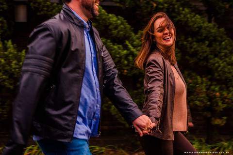 Casal, divertido, cabelos, ao, vento, caminhos'