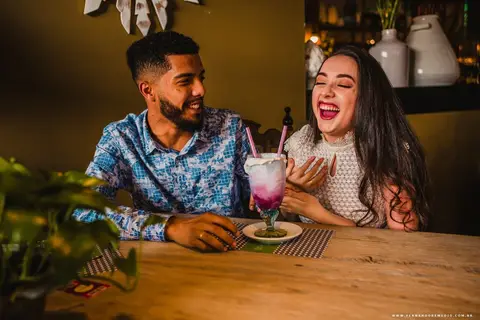 Casal, noivos, cafeteria'