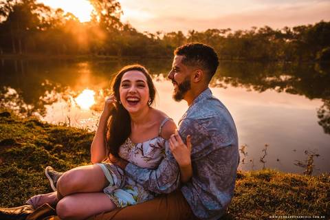 Casal, sorridente, sentados, lago, por do sol'