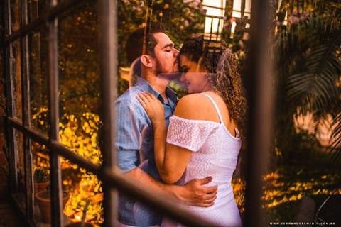 pre wedding,casal, janela, romance'
