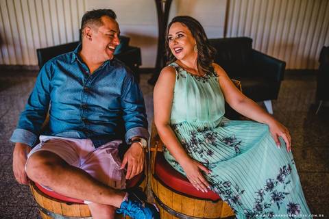 casal, toneis, vinho, sorrisos'