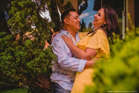 casal, divertido, humorado, vestido amarelo'