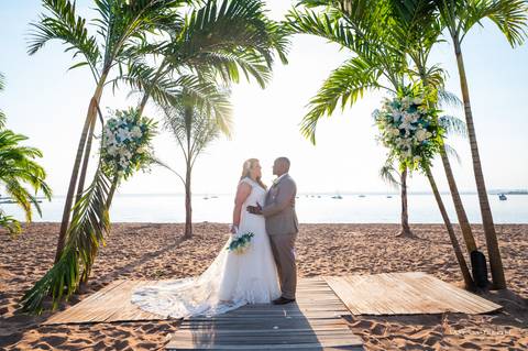 Best Wedding photographer
plus size wedding couple
Antony's Ocean View - CT
beach wedding photos
beach wedding venues in CT
water venues in CT
wedding ceremony in the beach
New Haven - CT
Vanessa Trettel Photography'